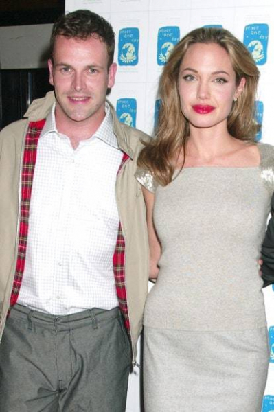 アンジェリーナ・ジョリー、元夫ジョニー・リー・ミラーの自宅を訪問。(VOGUE JAPAN)