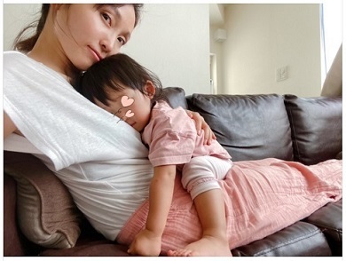 「史上最強に太っております」　吉木りさ、おなかでくつろぐ娘と「トリプルおうちモード」で2ショット(ねとらぼ)