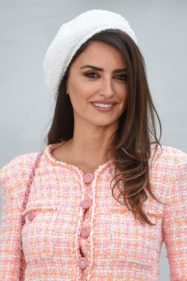 44歳のペネロペ・クルス、魅惑のサテンドレスで夫婦仲良くプレミアに！（Movie Walker）
