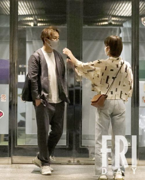 狩野英孝　新妻と「大開運日」に婚姻届け提出現場を激撮！(FRIDAY)