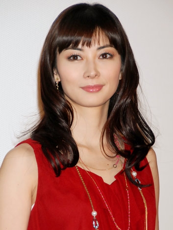 伊東美咲、44歳とは思えない“美ショット”公開　久々の顔出しにファン歓喜「美しさは健在」(オリコン)