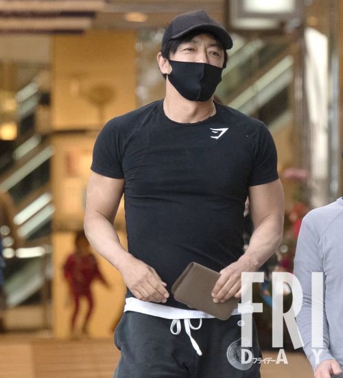 大沢たかお、長瀬智也…服の上からでもわかる「ムキムキ肉体美」(FRIDAY)