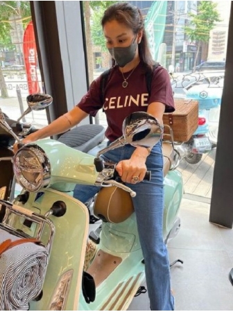 女優コ・ソヨン、スクーターの色選び？…「ミント＆グレー」(WoW!Korea)