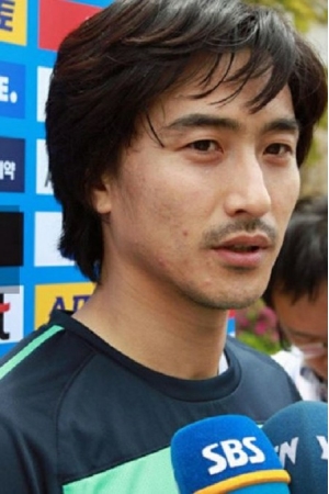 元サッカー韓国代表アン・ジョンファン、全盛期写真を妻が召喚…「この方どこにいらっしゃるの？」(WoW!Korea)
