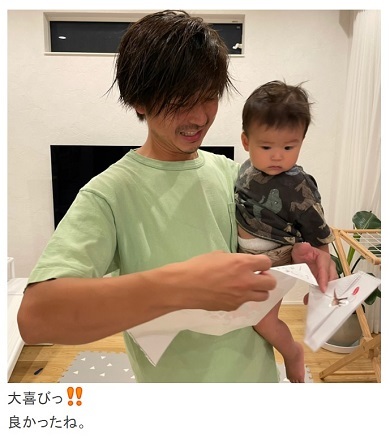 「大喜びっ!! 良かったね」 hitomi、父の日のプレゼントに喜ぶ貴重な夫をパシャッ! 息子が描いたパパの絵と11カ月三男の姿も(ねとらぼ)