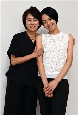母・朝加真由美と娘・手塚真生、「母娘役」で初共演！映画『夜明けまで離さない』（サンケイスポーツ）