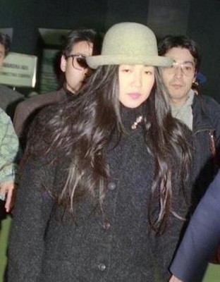 「ＮＹ、１０月１１日、男」とポツリ…　萬田久子、バッシング飛び交う成田空港で小声の“リップサービス”（夕刊フジ）