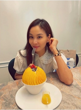 女優コ・ソヨン、マンゴーかき氷を前に童顔美貌をアピール…「残さず全部食べました」(WoW!Korea)